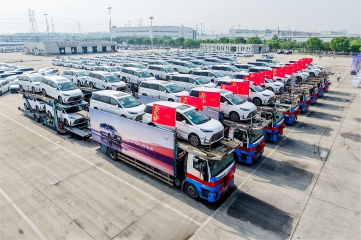 Aerial view of the all-new 2025 Buick GL8 LS PHEV mounted on transport trucks in China.
