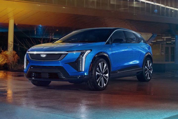 Front three-quarters view of the 2025 Cadillac Optiq for the Middle East.