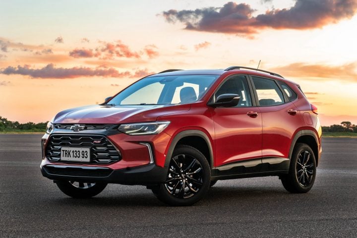 Front three-quarter view of the 2025 Chevy Tracker RS for Argentina.