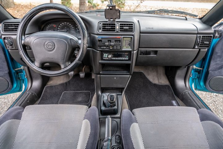 1992 Opel Calibra dash.