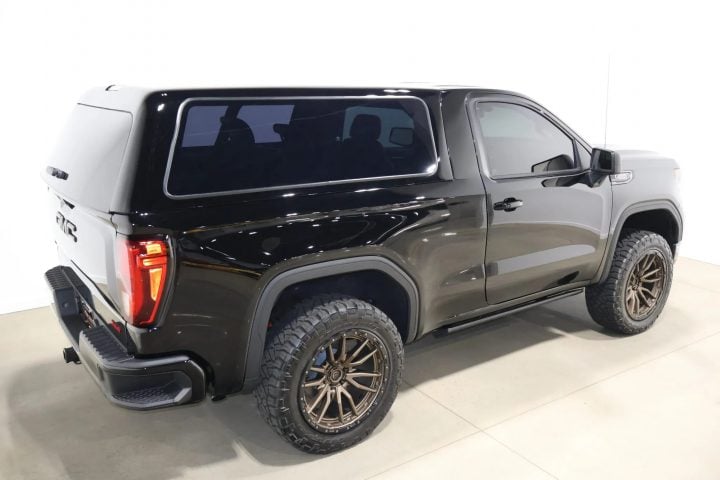 2022 GMC Jimmy rear three quarter angle.