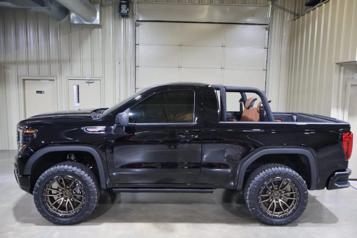 2022 GMC Jimmy driver side profile.