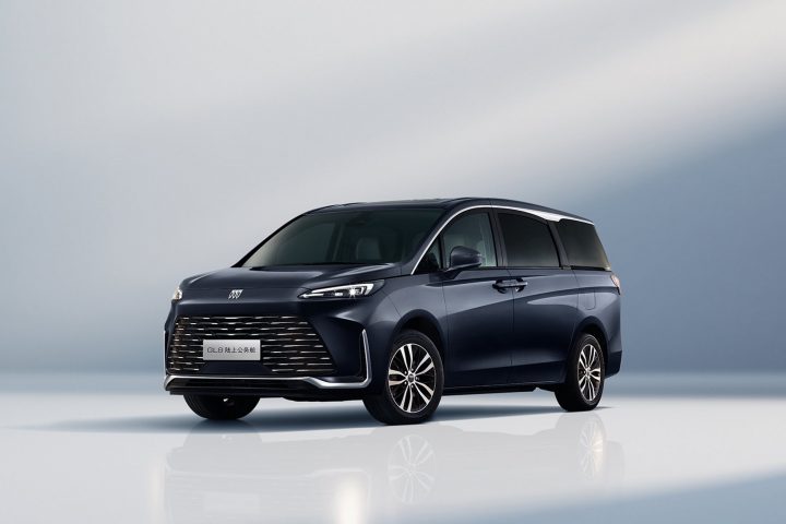 Front three-quarter view of the 2026 Buick GL8 Legacy for China.