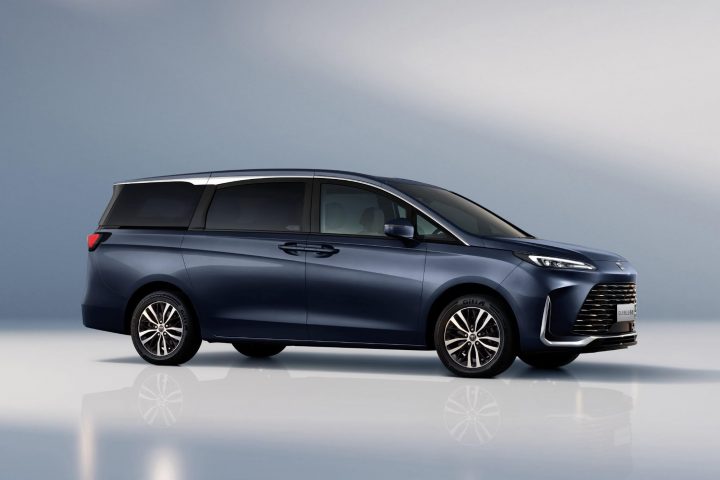Front three-quarter view of the 2026 Buick GL8 Legacy for China.
