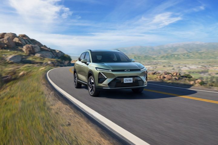 Front three-quarter view of the 2026 Chevy Captiva PHEV for Mexico.
