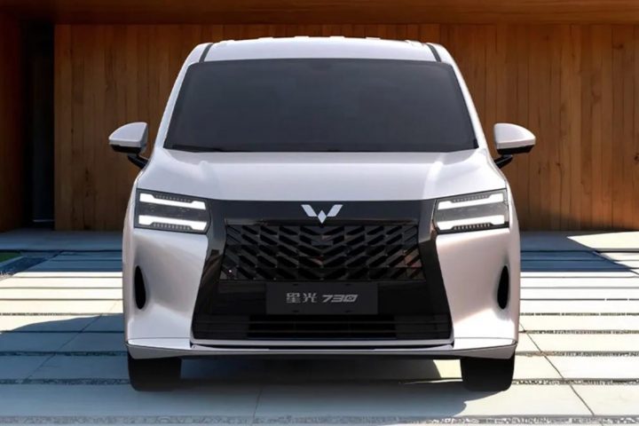 Front-end view of the 2025 Wuling Starlight 730 MPV for China.