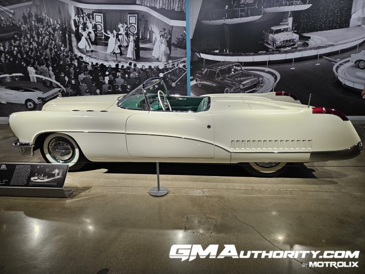 The side view of the 1953 Buick Wildcat concept.