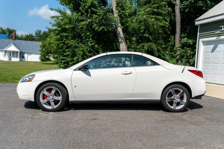 2007 Pontiac G6 side profile.