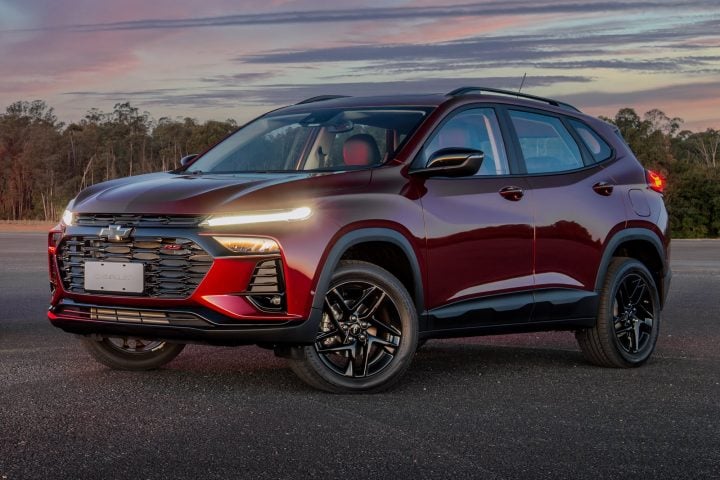 Front three-quarter view of the 2026 Chevy Tracker RS for Argentina.