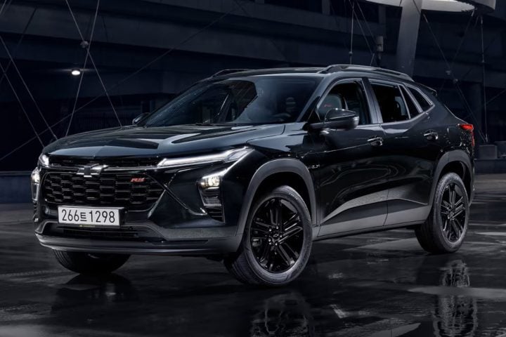 Front three-quarter view of the 2026 Chevy Trax RS Midnight Edition for Korea.